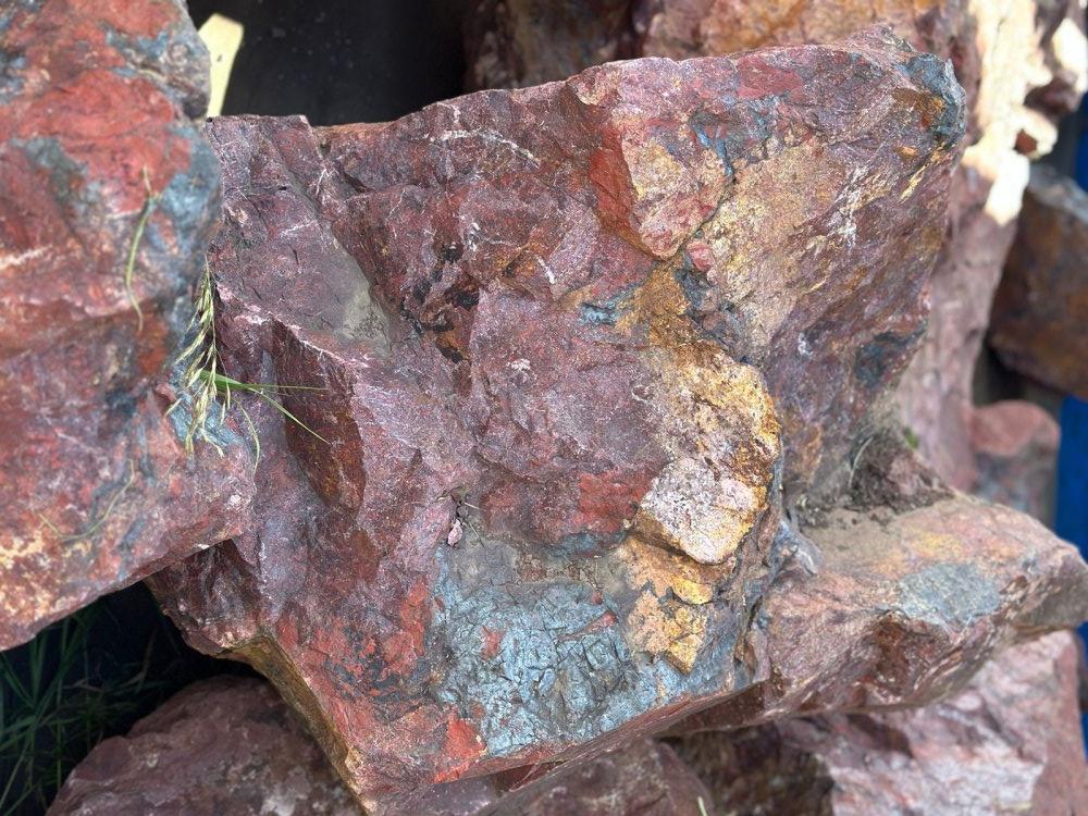 Камни для ландшафтного дизайна красно-фиолетовые 10-60 килограмм купить в Чердыни