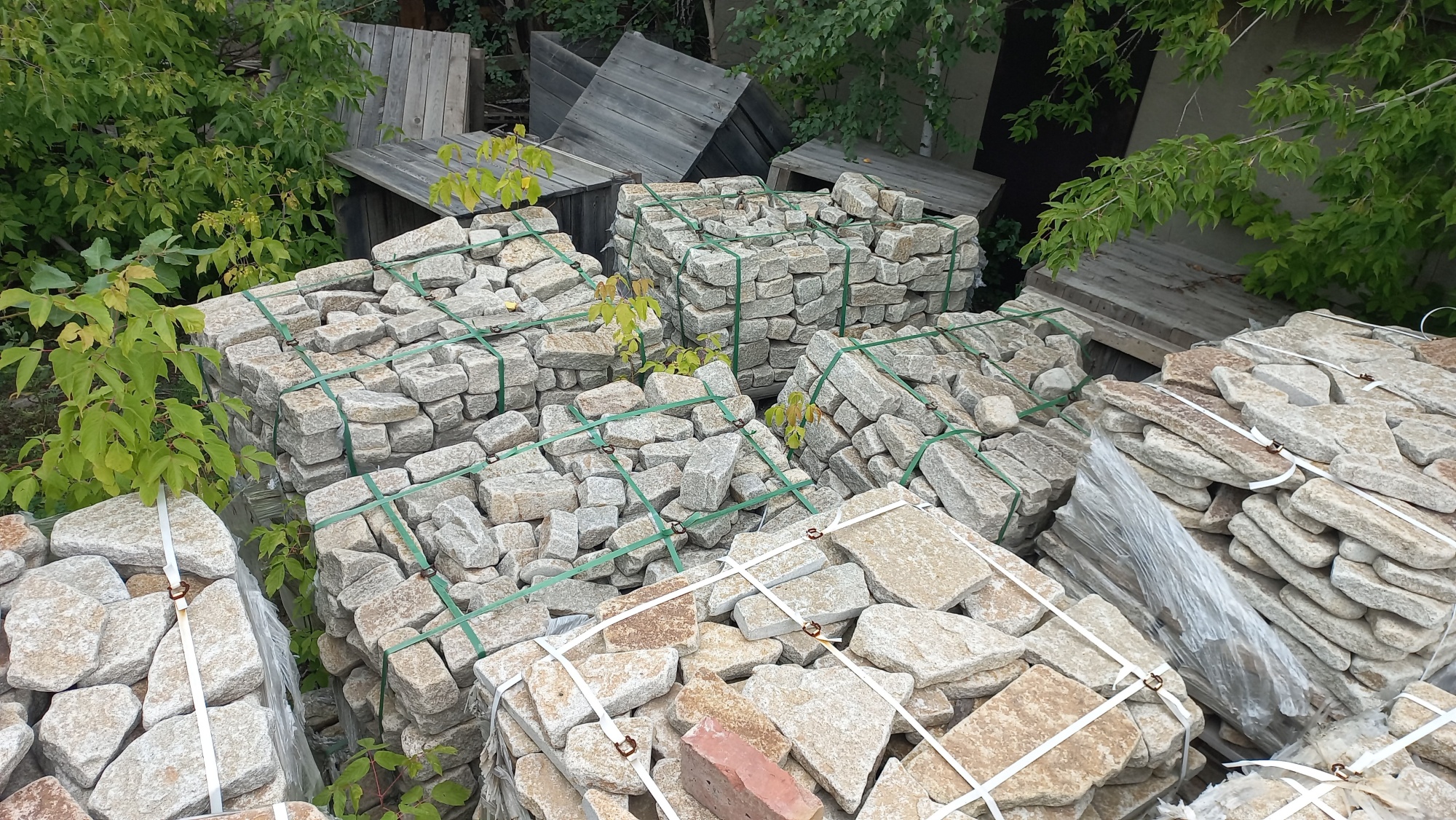 Плитняк галтованный гранитный для ландшафтного дизайна купить в Чердыни