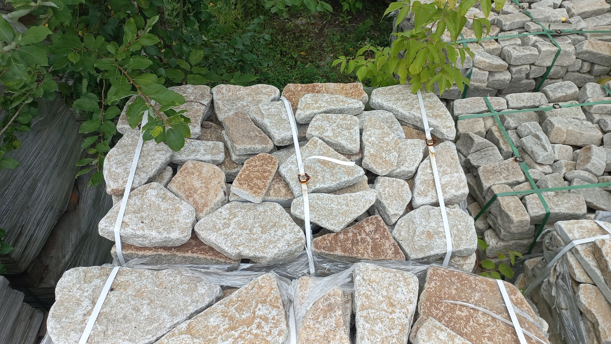 Плитняк галтованный гранитный для ландшафтного дизайна купить в Чердыни