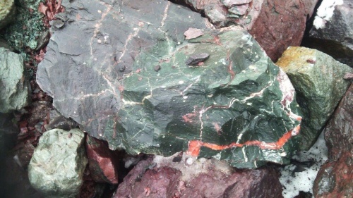 Гигантские зелёные валуны для ландшафтного дизайна весом более 5 тонн купить в Чердыни