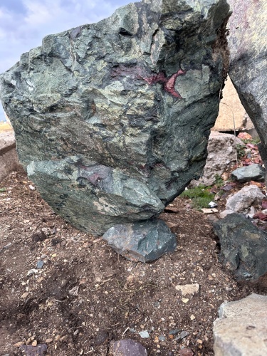 Гигантские зелёные валуны для ландшафтного дизайна весом более 5 тонн купить в Чердыни