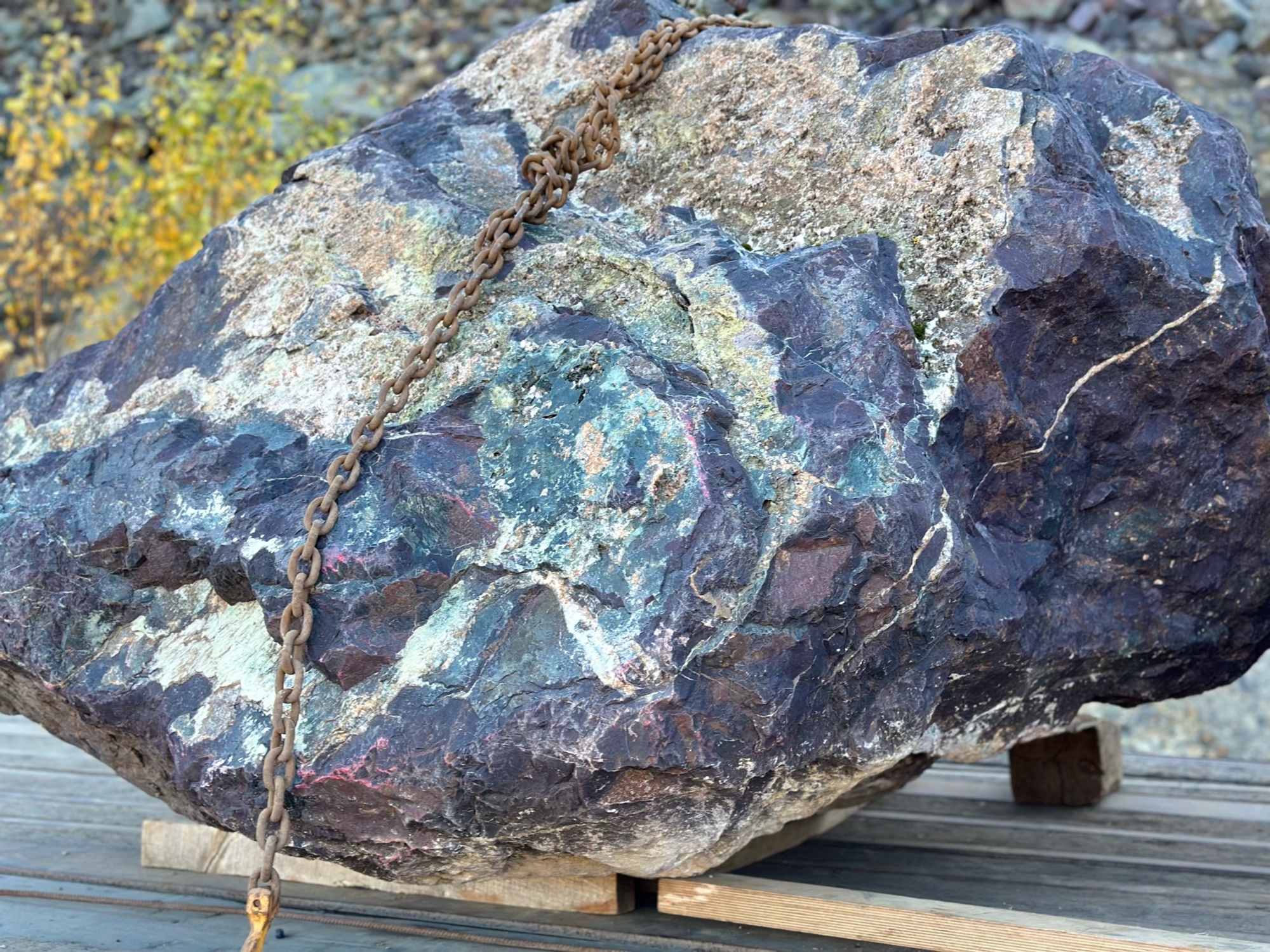 Огромные красно-фиолетовые валуны для ландшафтного дизайна весом более 5 тонн купить в Чердыни