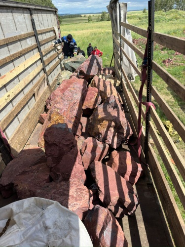 Ландшафтные глыбы красно-фиолетовые 200-1000 килограмм купить в Чердыни