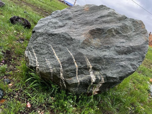 Гигантские зелёные валуны для ландшафтного дизайна весом более 5 тонн купить в Чердыни