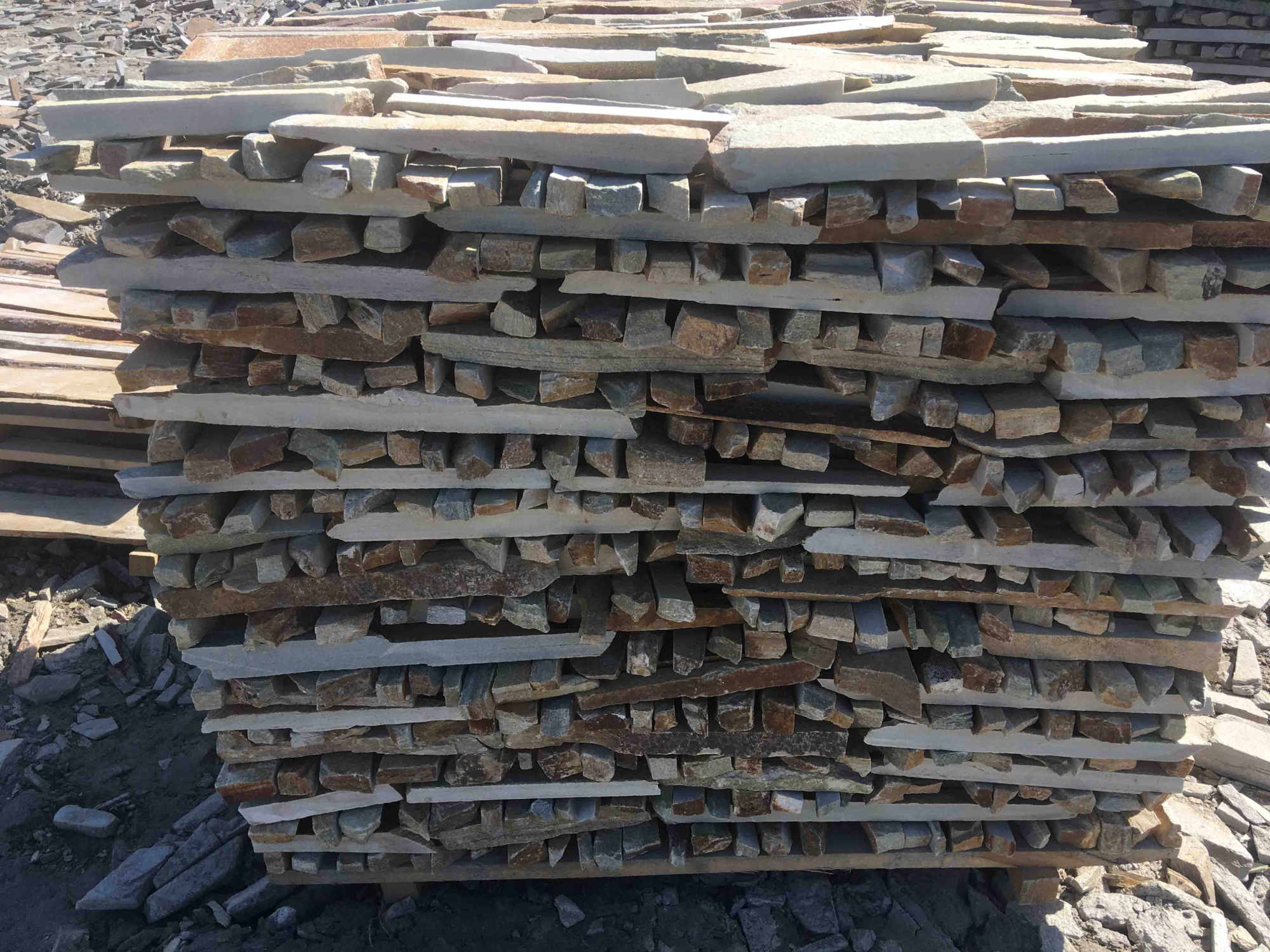 Горбушка златолит золотистый для облицовки купить в Чердыни