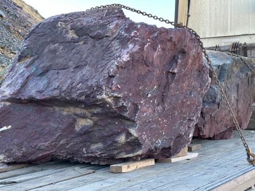 Огромные красно-фиолетовые валуны для ландшафтного дизайна весом более 5 тонн купить в Чердыни
