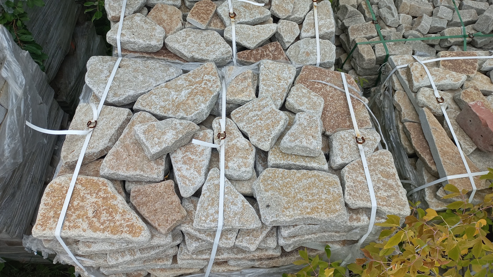 Плитняк галтованный гранитный для ландшафтного дизайна купить в Чердыни