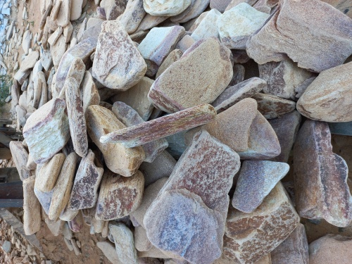 Златолит жёлтый, жёлто-зелёный глыбки и валуны для ланшафтного дизайна купить в Чердыни